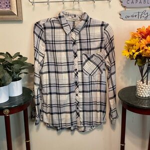 NWT Fourteenth & 9th Button Up Long Sleeve Top. Very soft. Front Pocket. Sz L.